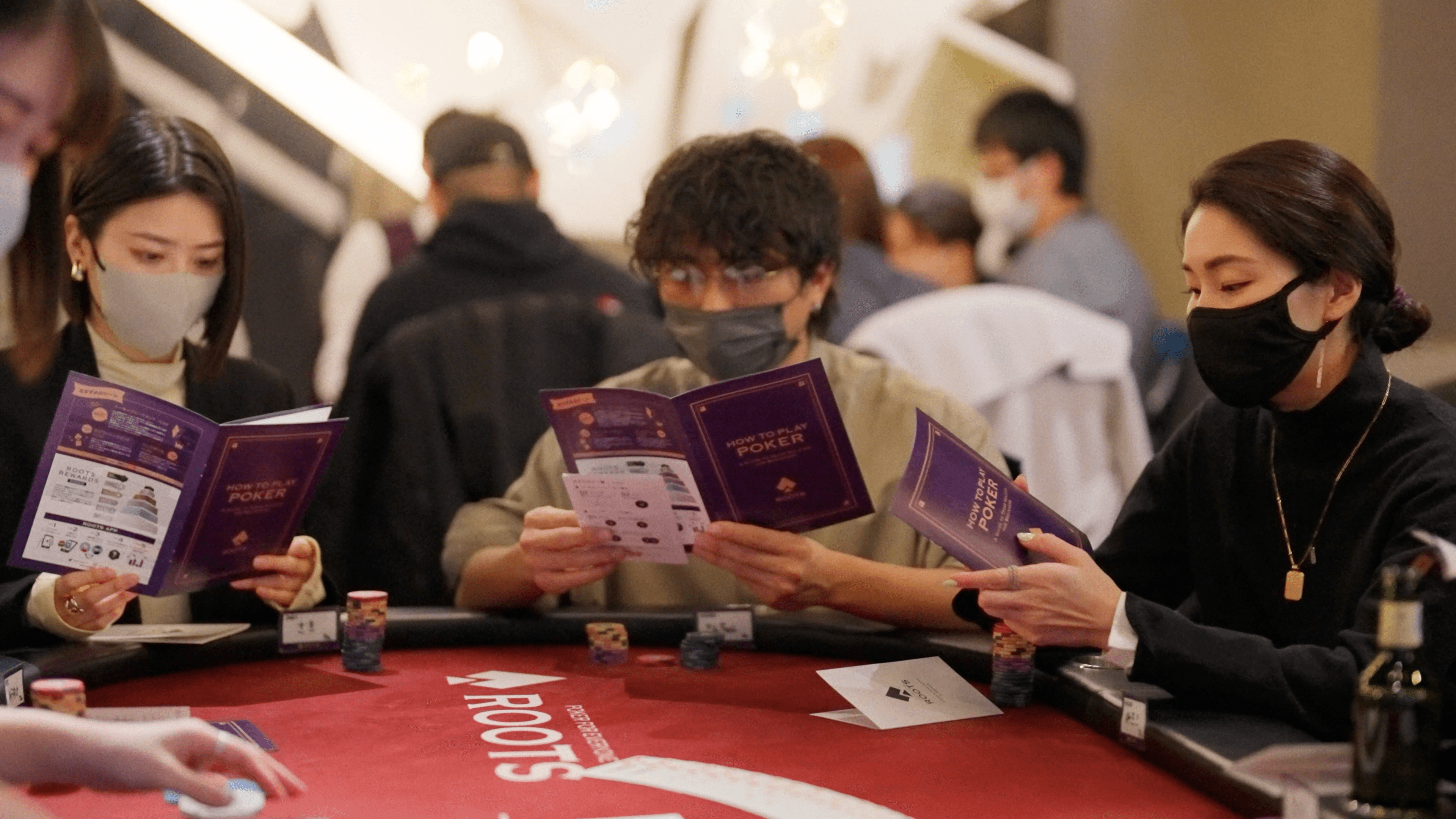 ポーカーのルールが書かれた冊子を読んでいる